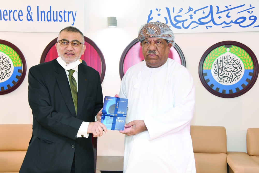 الغرفة تدشن كتابا استرشاديا لممارسة الأعمال في سلطنة عمان