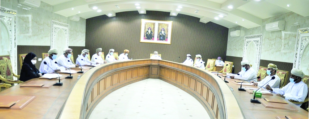 مخلّفات البناء والآبار المهجورة محور مناقشات بلدي الظاهرة