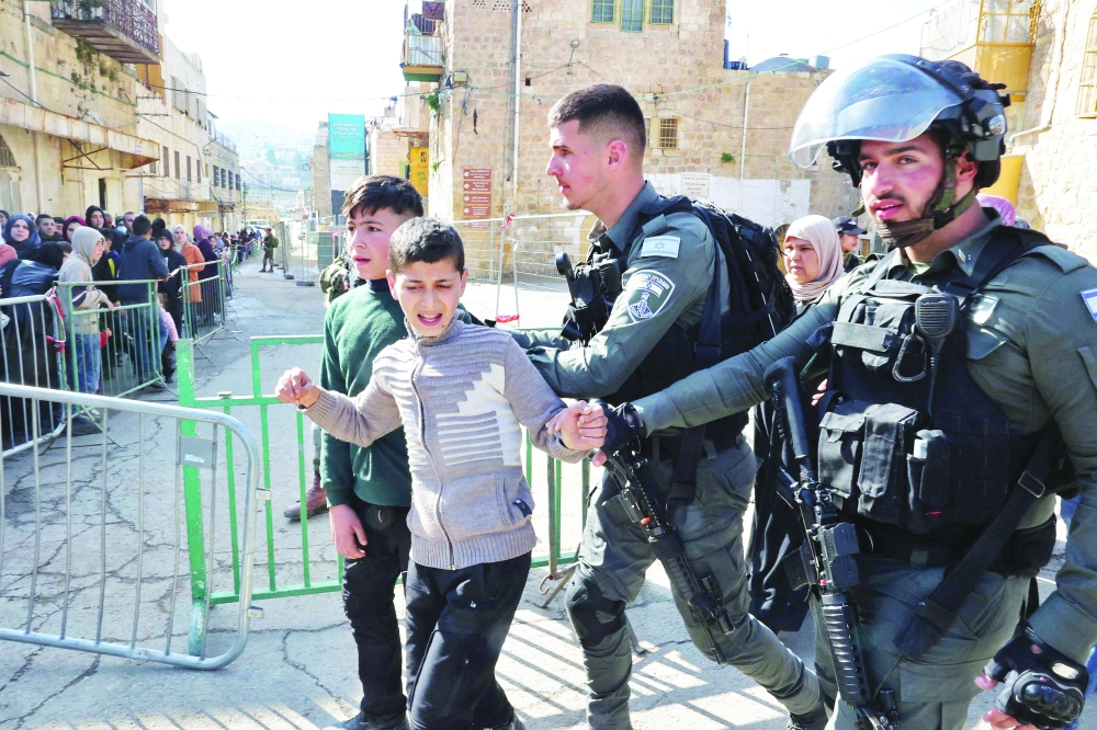 الاحتلال يعتقل 11 فلسطينيا بالضفة وأهالي “جبل المكبر” يتظاهرون بالقدس