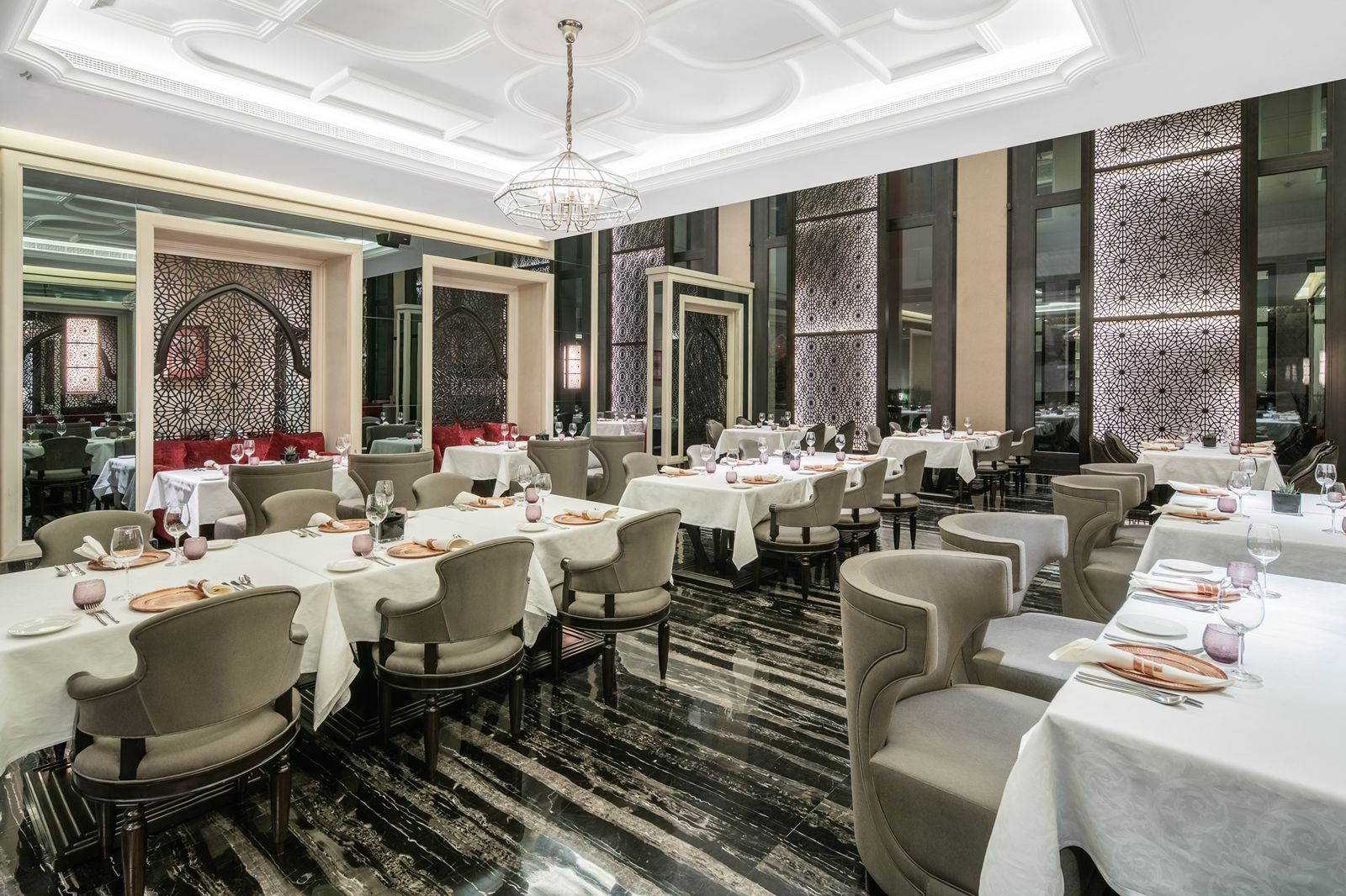 قريشي يفتتح أبوابه لعشاق الطعام الهندي الأصيل في فندق هرمز جراند مسقط