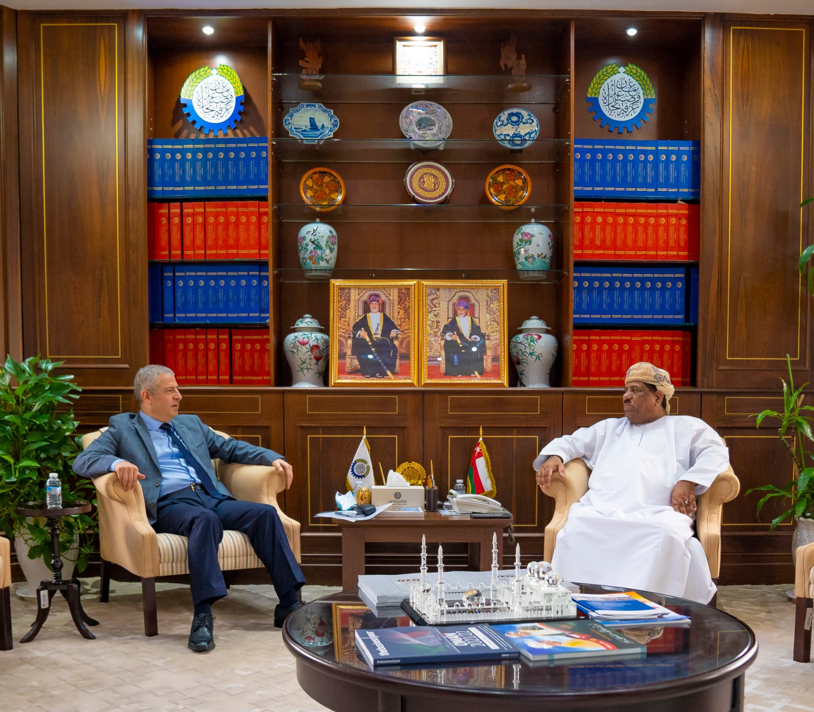 رئيس الغرفة يناقش تعزيز العلاقات التجارية والاقتصادية مع السفير السوري