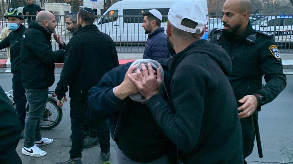 مستوطنون إسرائيليون ينفّذون أعمال شغب واعتداءات في منطقة باب العمود والشيخ جراح