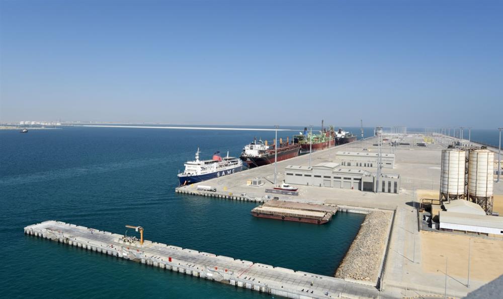 عدد من المسؤولين ورجال الأعمال يؤكدون على أهمية ميناء الدقم لجذب كبرى الاستثمارات ومعبرًا استراتيجيًا للبضائع