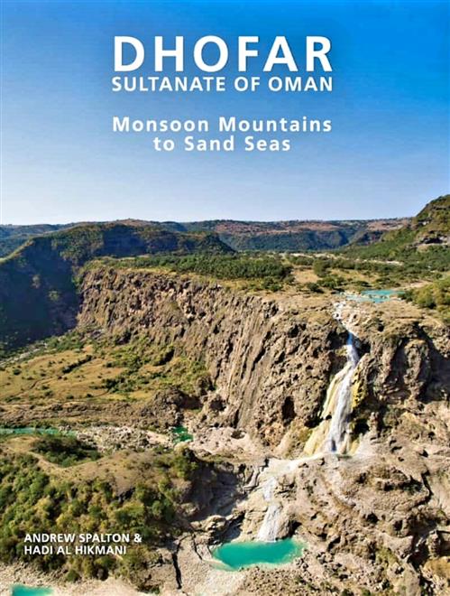 ديوان البلاط السُّلطاني يدشن كتاب “ظفار من الجبال الموسمية إلى البحار الرملية.. سلطنة عُمان”