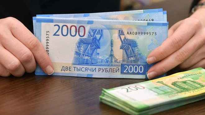 تذبذب الروبل الروسي مع تصاعد التوتر بشأن أوكرانيا