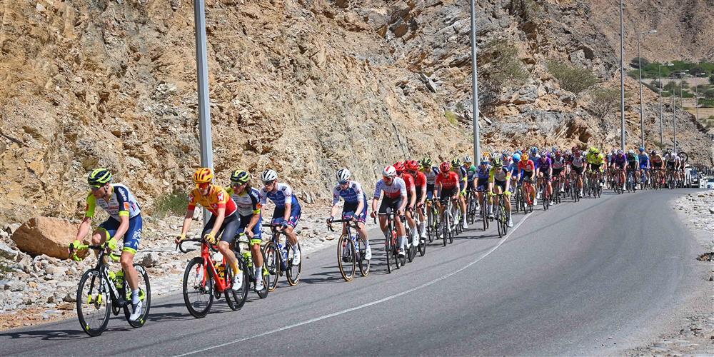 تواصل المنافسة والتحدي في طواف عُمان للدراجات الهوائية