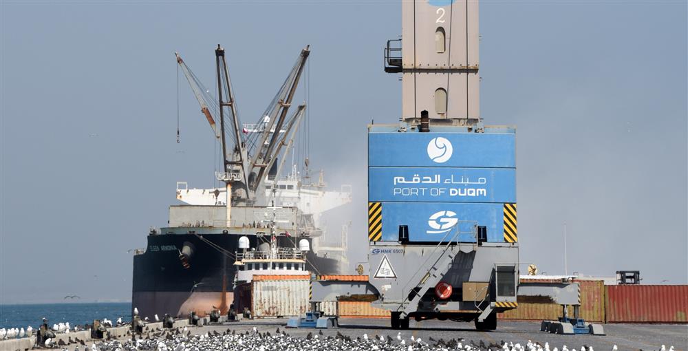 بدء تركيب الرافعات الجديدة بميناء الدقم مارس القادم