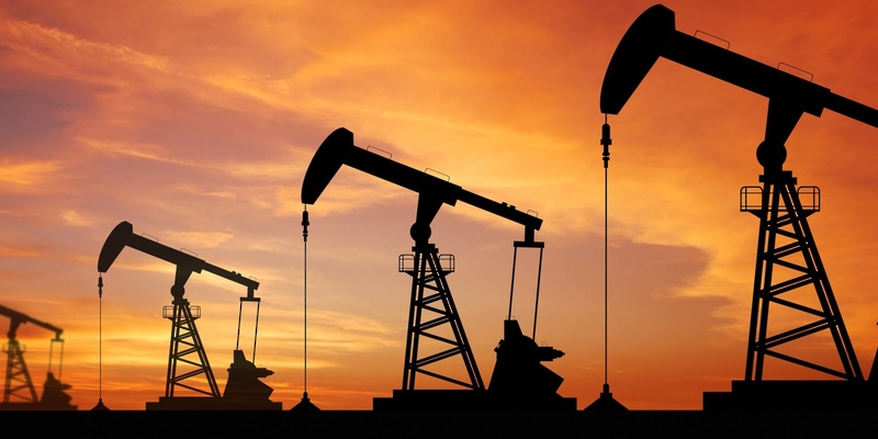 صعود أسعار النفط مع تراجع المخزون الأمريكي