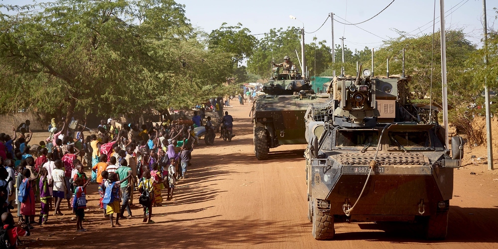 الجزائرُ تترقّبُ وفرنسا تُلوِّحُ بسحب قواتها من مالي