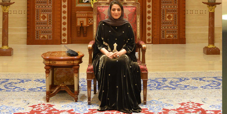 السيدة الجليلة حرم جلالة السلطان توجه تهنئة بمناسبة يوم المعلم