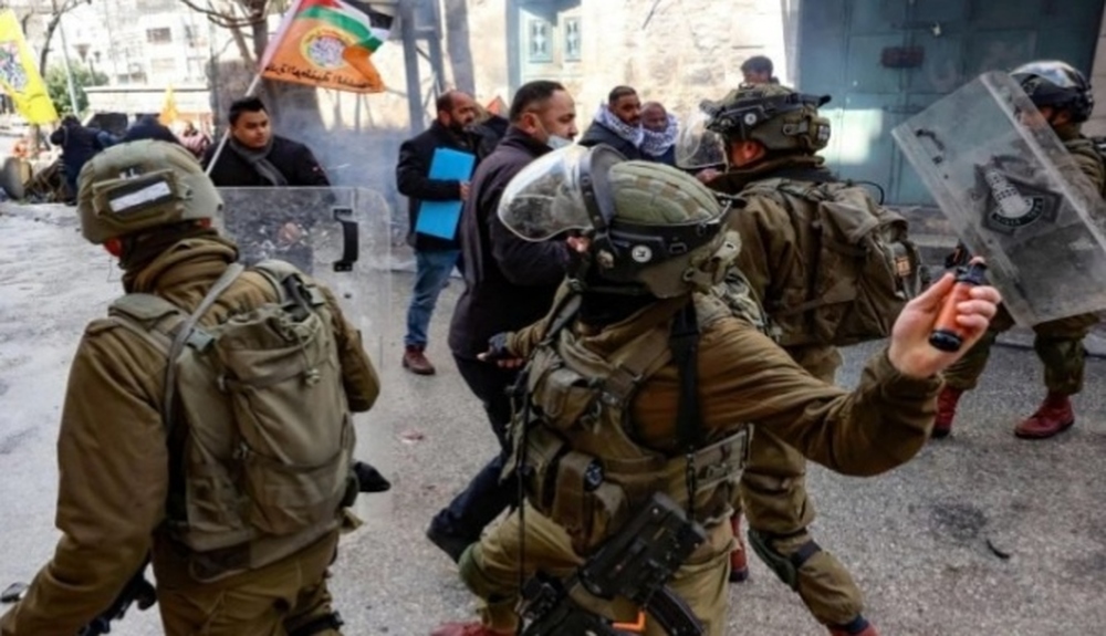 السلطات الإسرائيلية تعتقل عشرة فلسطينيين في الضفة الغربية