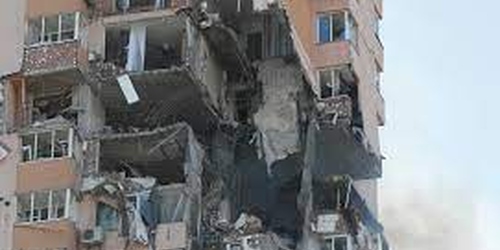 صاروخ روسي يصيب مبنى سكني في تشيرنيهيف شمال أوكرانيا