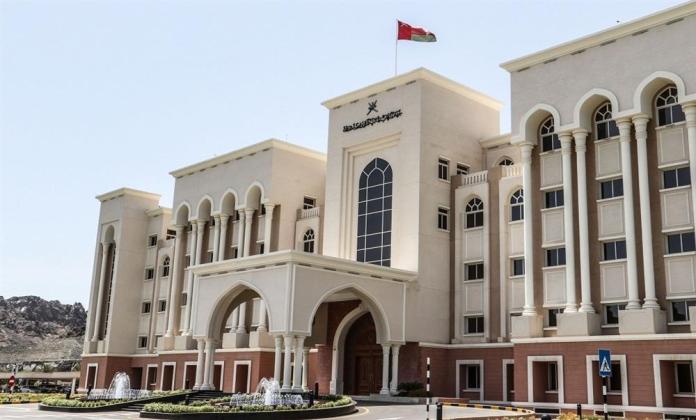 بتهمة تبديد نحو 10 ملايين ريال من المال العام.. أحكام بالسجن و الغرامة و العزل المؤبد من الوظيفة