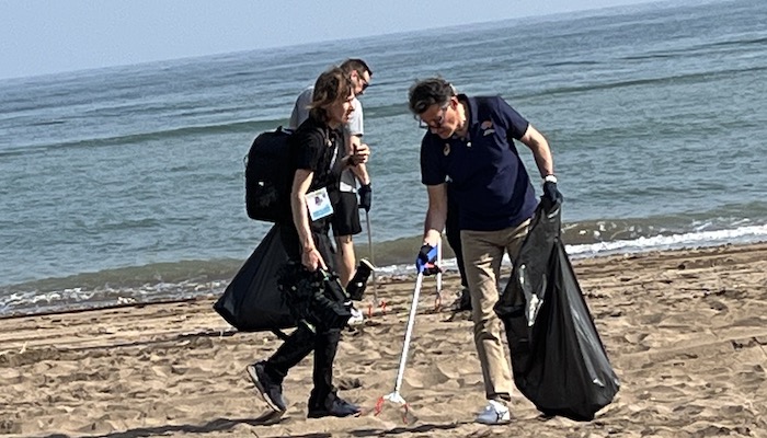 Lord Sebastian Coe helps with Oman beach cleaning to mark World Wildlife Day