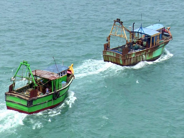 Sri Lankan Navy apprehends 16 Indian fishermen