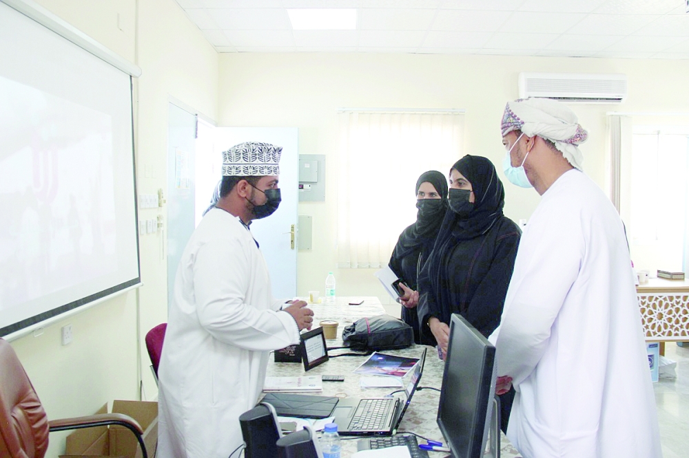 معرض للمشروعات الطلابية بجامعة التقنية بعبري