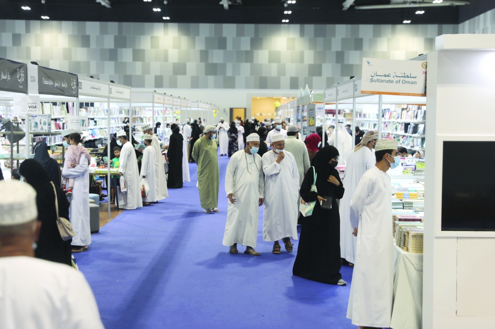 “مسقط الدولي للكتاب” يواصل أيامه الثقافية مع تزايد ملحوظ في عدد الزوار