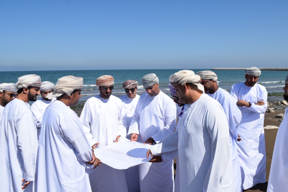 متابعة سير العمل بمشروع طريق الباطنة الساحلي بصحار