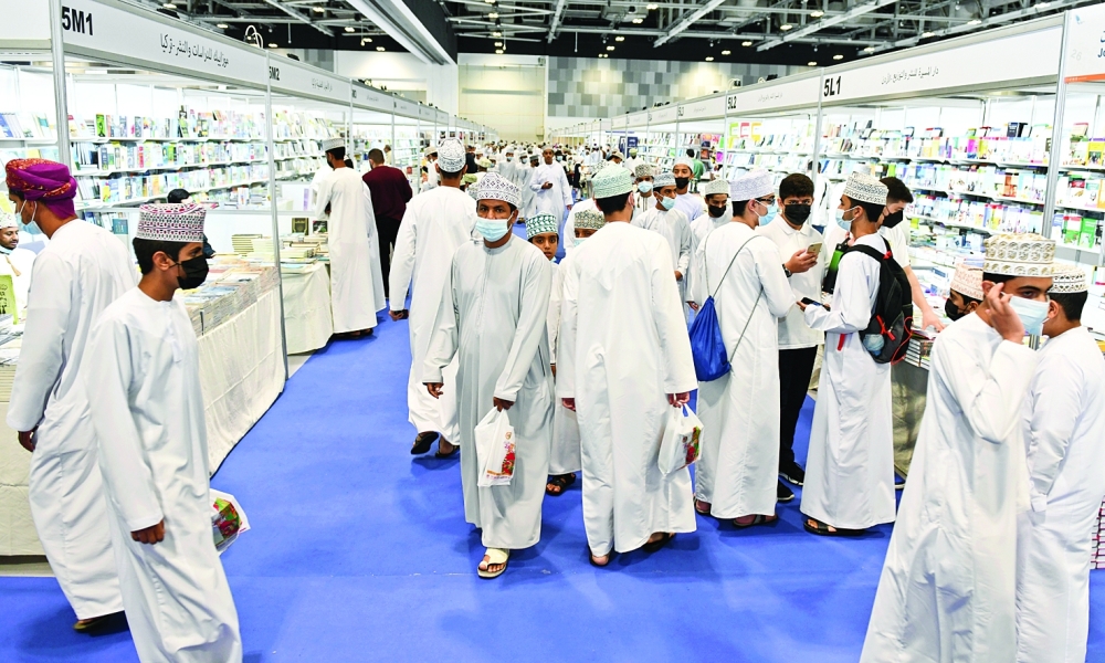 معرض مسقط الدولي للكتاب يقترب من الختام