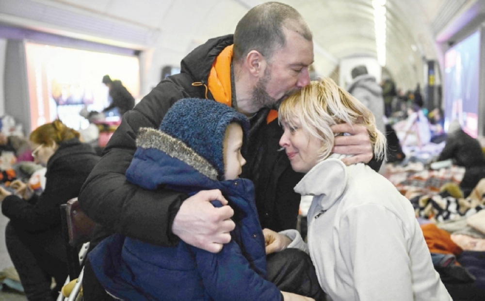 Ukrainians fight on as Russia bombards cities