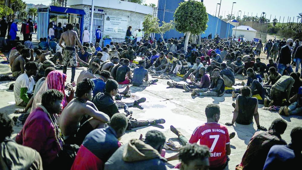 2500 مهاجر حاولوا دخول “مليلية” والقوات الاسبانية “تحيد جزء كبير منهم”