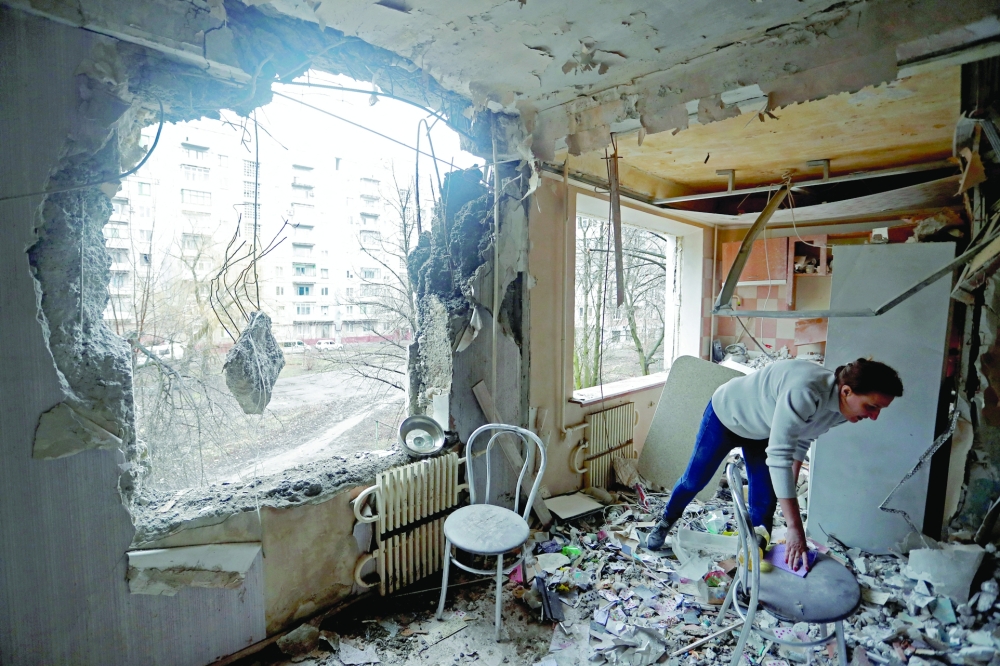 مدن أوكرانية تحت النيران الروسية.. وزيلينسكي يتّهم موسكو بالسعي إلى “محو” بلاده