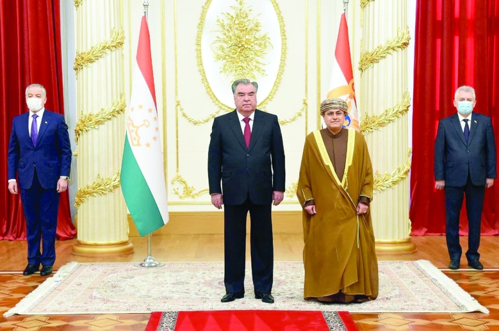 سفيرا سلطنة عمان في طاجيكستان وكرواتيا يسلمان أرواق اعتمادهما