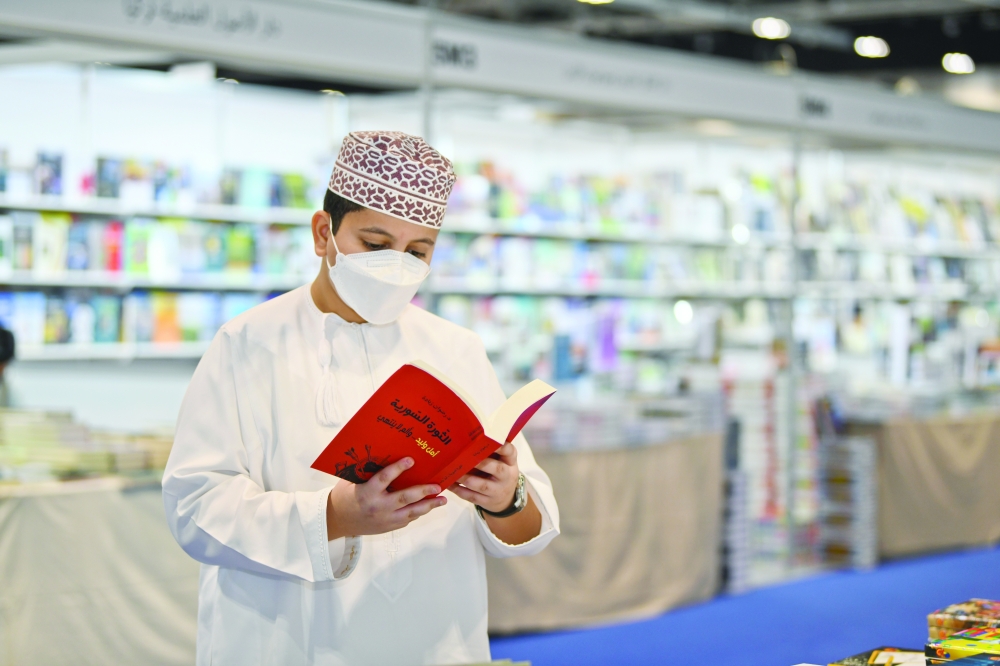 زوار معرض مسقط للكتاب ينتصرون للصفحات الورقية حيث المشاعر ورائحة الورق !