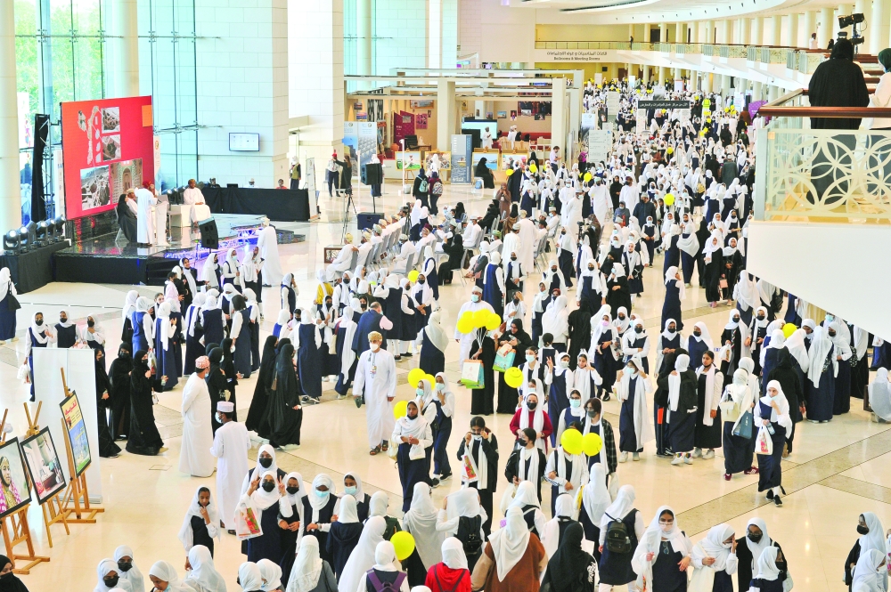 حضور غفير يشهده معرض مسقط الدولي للكتاب.. وطالبات يعدن بخفي حنين