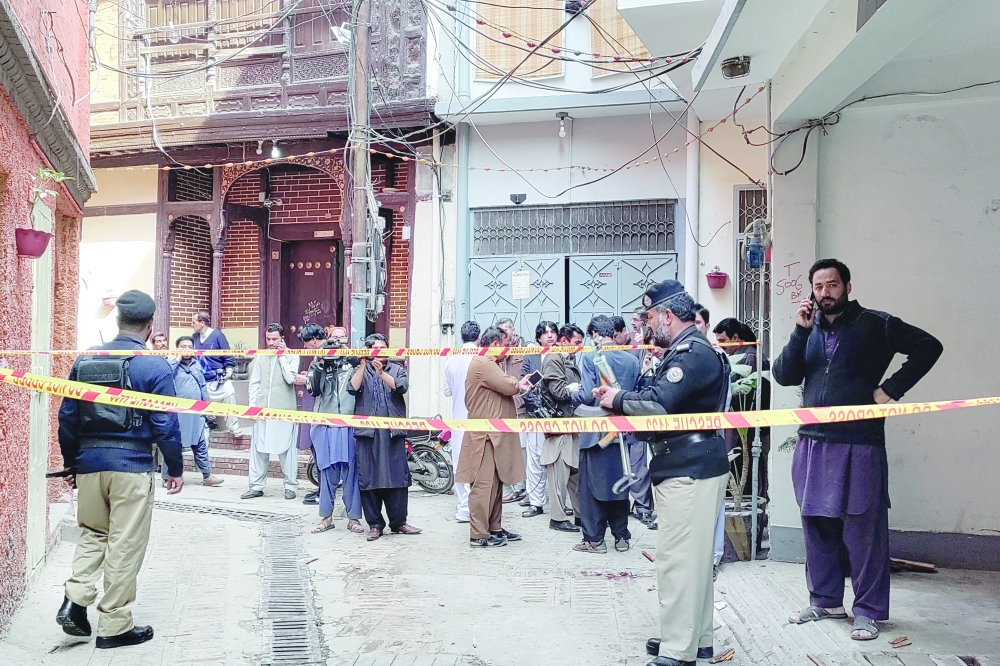 يعد الأكثر دموية في البلاد منذ العام 2018
عشرات القتلى والجرحى في هجوم انتحاري على مسجد في باكستان