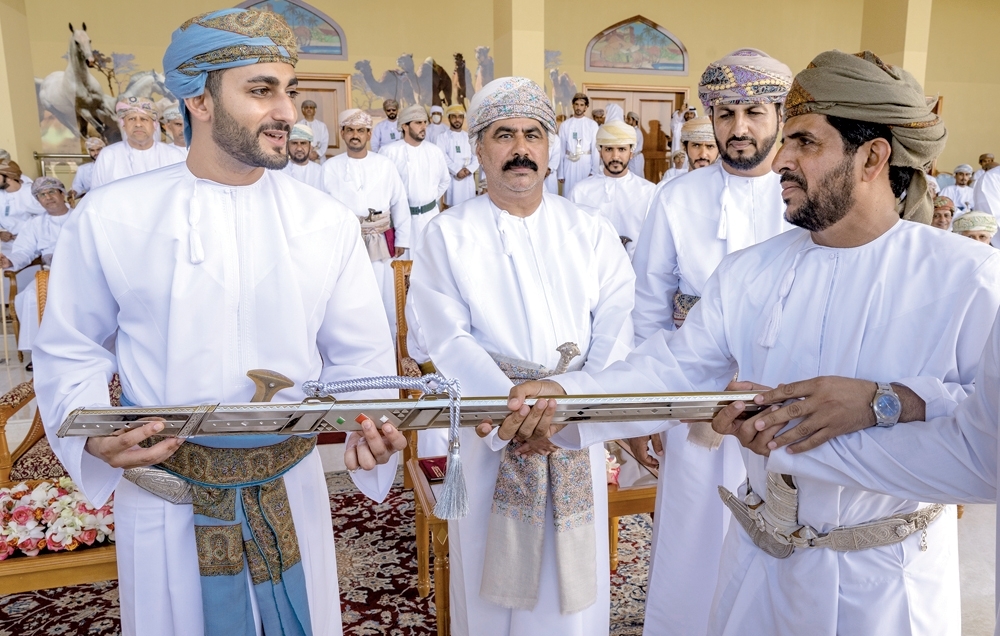 «تصريح» تتوج بـ«سيف البشائر الذهبي» في ختام مهرجان سباقات الهجن العربية في أدم