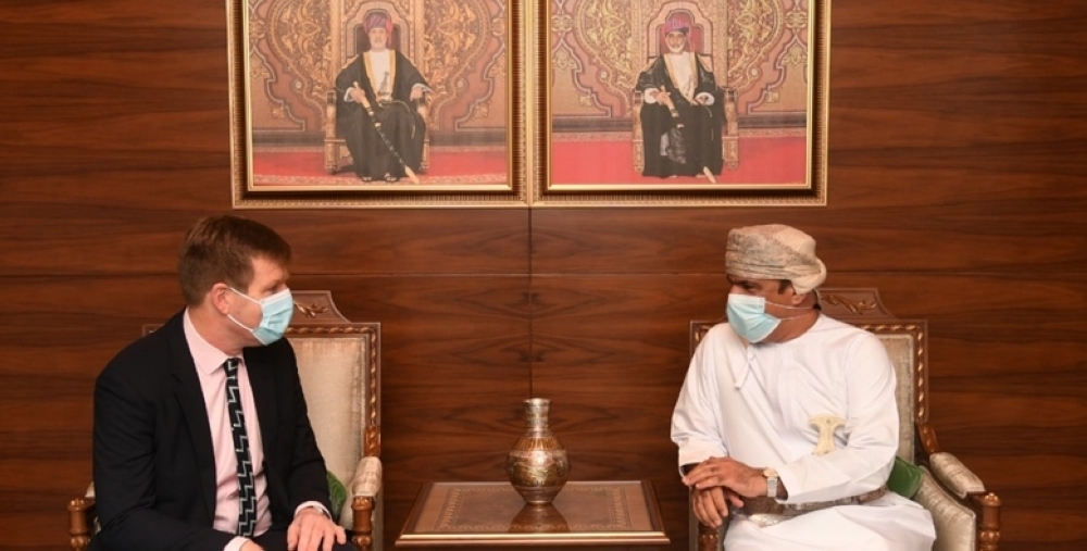 رئيس هيئة الأركان البحرية الملكية البريطانية يصل سلطنة عُمان