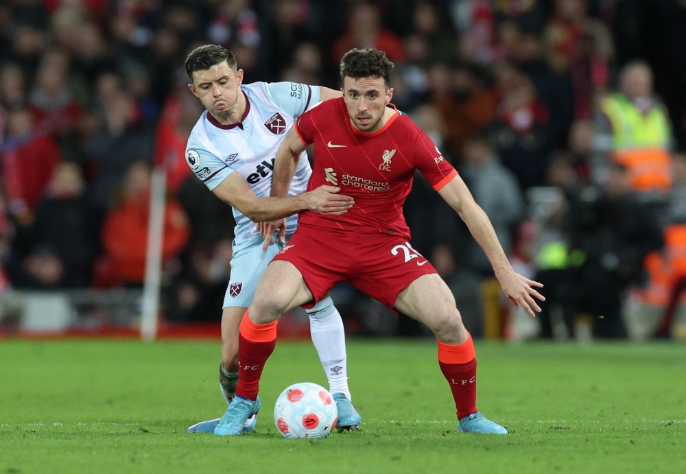 ليفربول يشدد الخناق على مانشستر سيتي وتشيلسي يمطر شباك بيرنلي برباعية