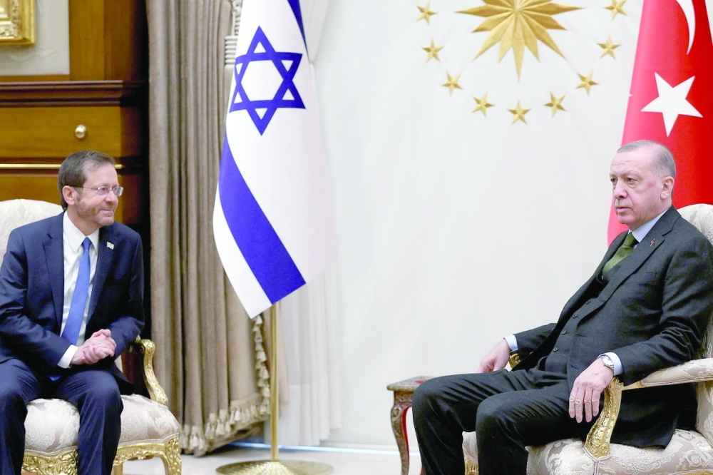 الرئيس الإسرائيلي في تركيا سعيا لـ “إعادة بناء العلاقات”