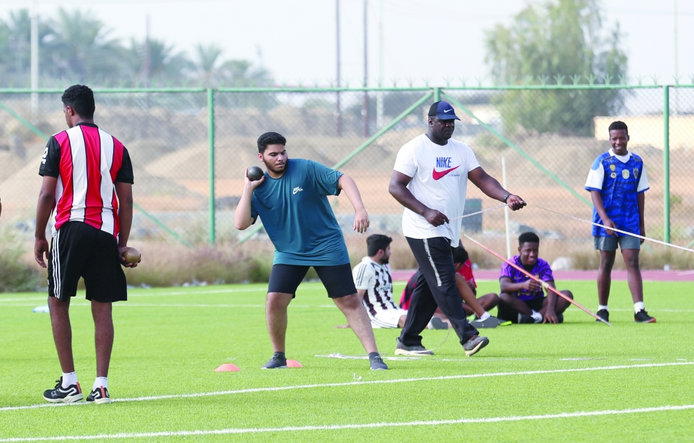 100 لاعب في بطولة ألعاب القوى لمدارس صحم