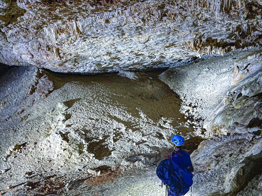فريق ظفار للمغامرات يستكشف مكنونات كهف “فيديتا” بولاية سدح