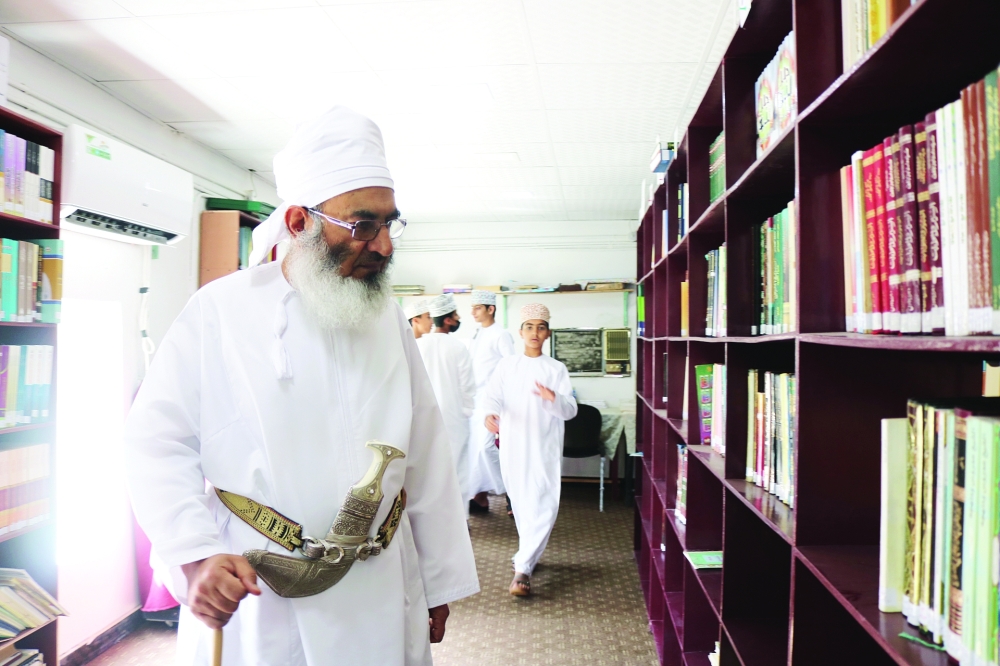 مكتبة الشيخ العلامة حمد بن عبيد السليمي بسمائل تحتفي بيوم المكتبة العربي