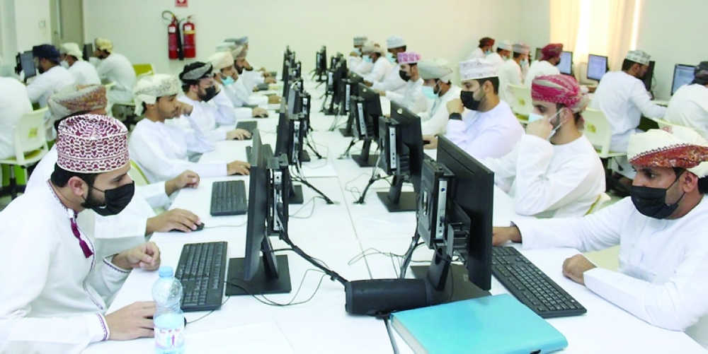 “العمل” تُجري اختبارات للباحثين عن عمل في نزوى