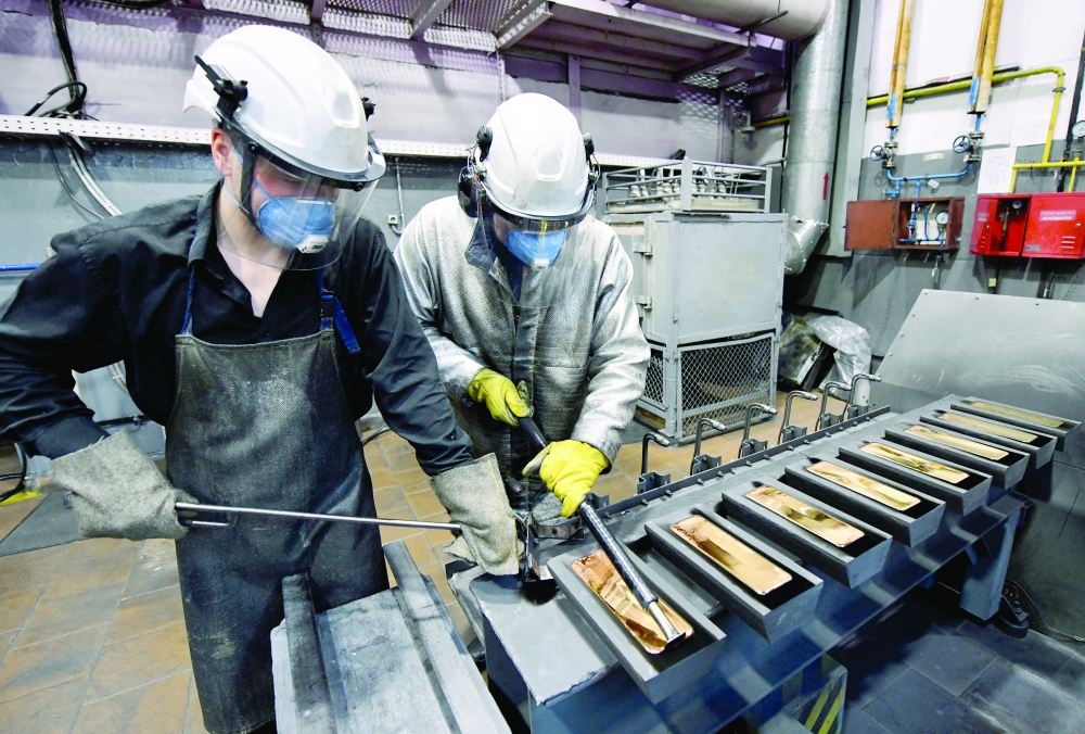 الذهب يتراجع لكن يتجه لثاني مكسب أسبوعي على التوالي