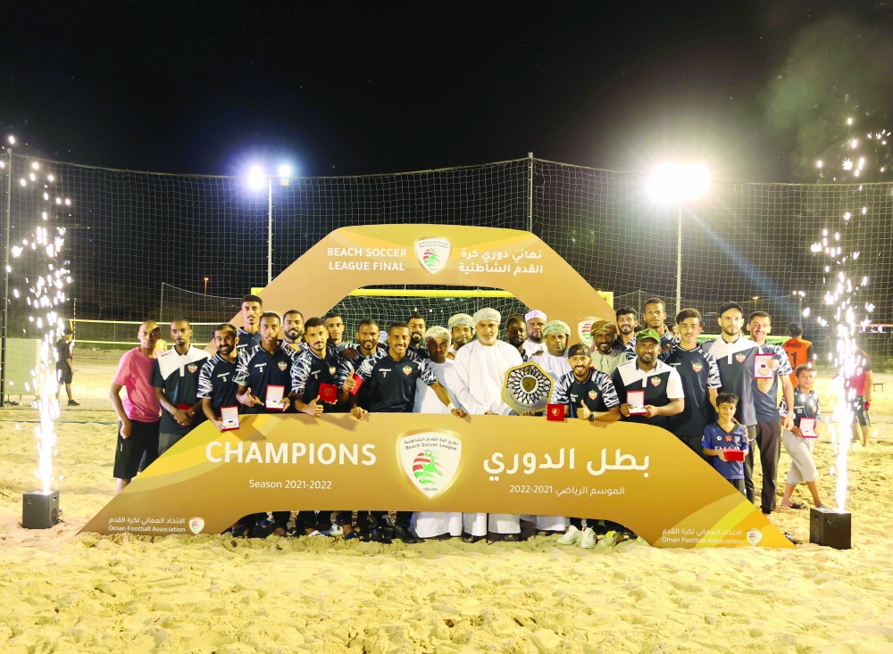 المصنعة يتوج بدوري كرة القدم الشاطئية.. والشباب وصيفا والسيب ثالثا