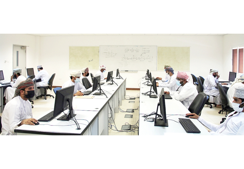 “العمل” تُجري اختبارات لـ88 باحثا عن عمل في عبري