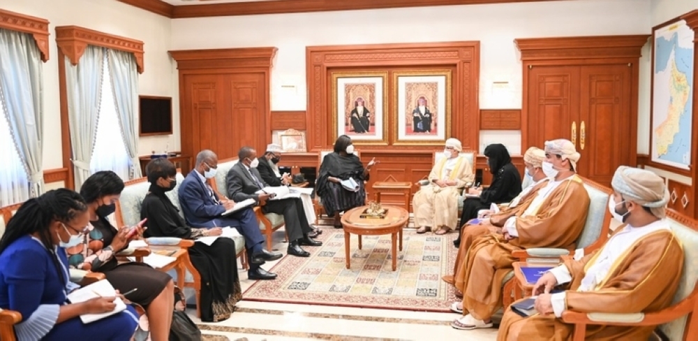 المحروقي يناقش تعزيز التعاون الثقافي والسياحي مع وزيرة خارجية جمهورية كينيا