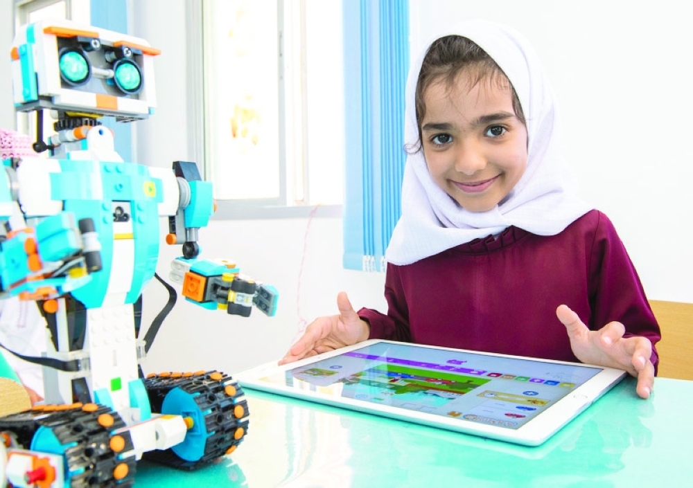 أولياء أمور: الأجهزة الإلكترونية ضرورة معرفية لمستقبل أطفالنا