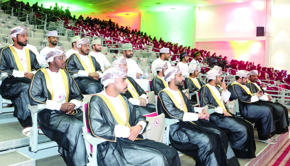 الاحتفال بتخريج 165 من طلبة «تطبيقية نزوى»