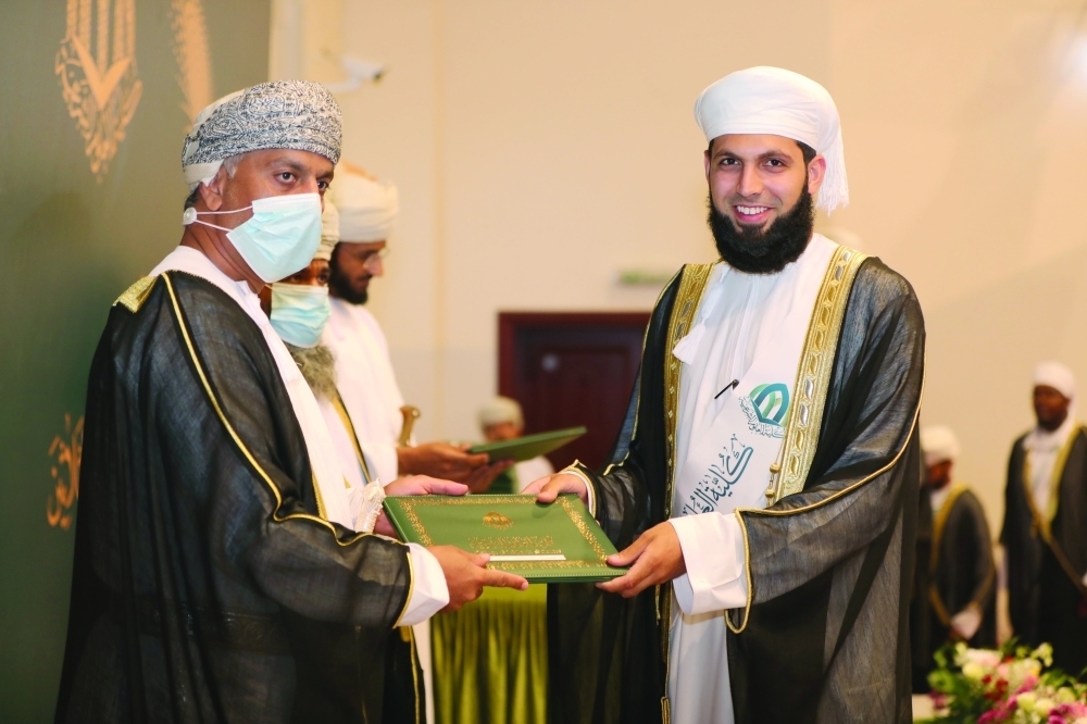 كلية العلوم الشرعية تحتفي بأربع دفعات في مختلف علوم الشريعة