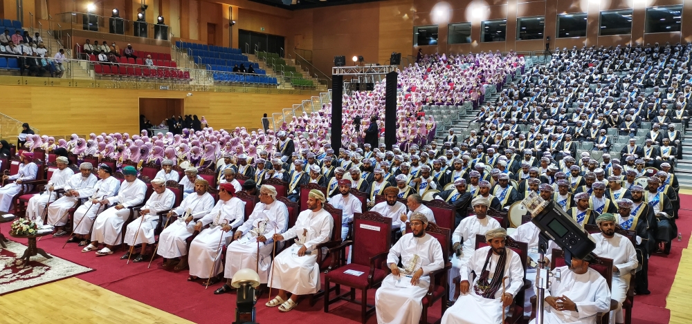 جامعة التقنية بصلالة تحتفي بـ 1075 خريجا وخريجة