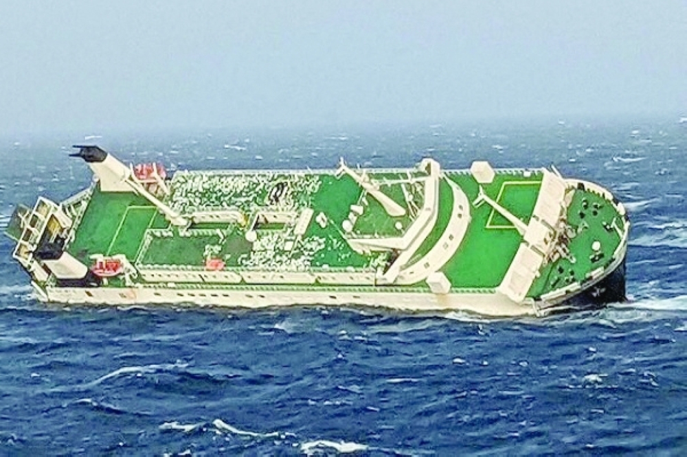 إيران تنقذ أفراد طاقم سفينة شحن إماراتية جنحت قبالة سواحلها
الولايات المتحدة تدرس رفع الحرس الثوري الإيراني من “قائمة الإرهاب”