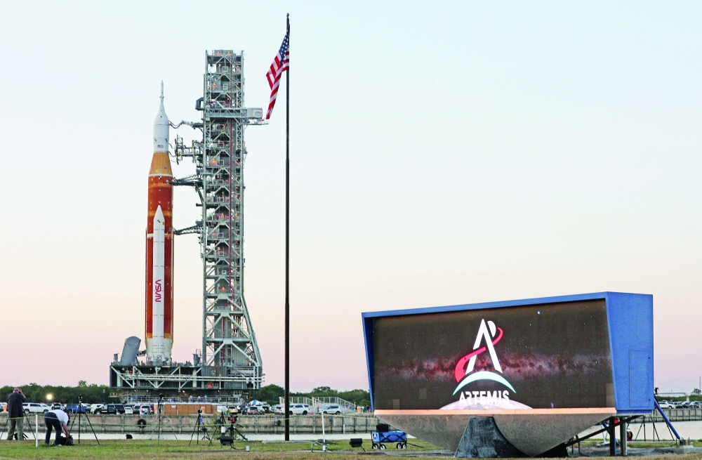 صاروخ ناسا الجديد للمهمات القمرية يُنقل للمرة الأولى إلى منصة الإطلاق