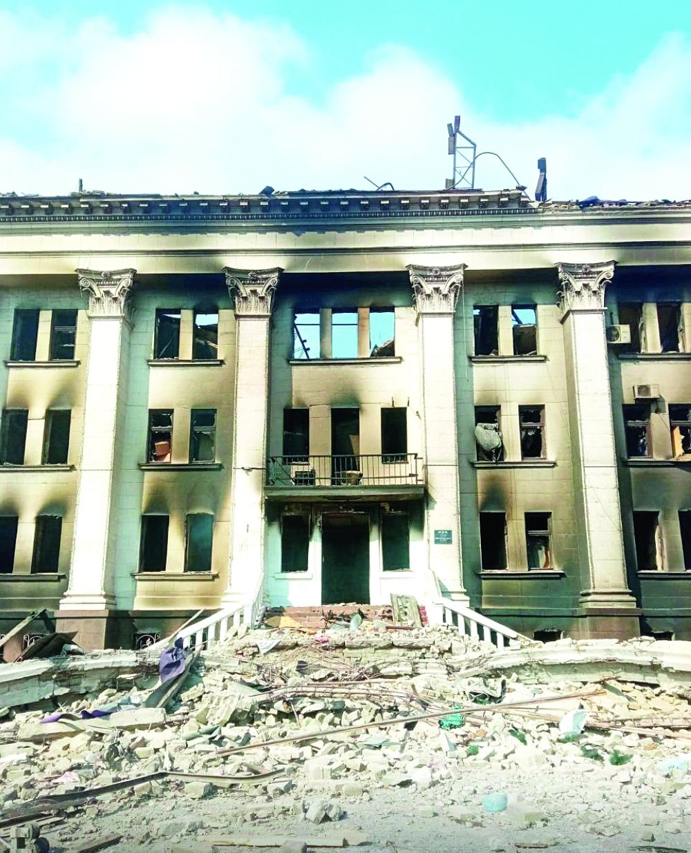 إيطاليا تعرض المساعدة في إعادة بناء مسرح “ماريوبول”