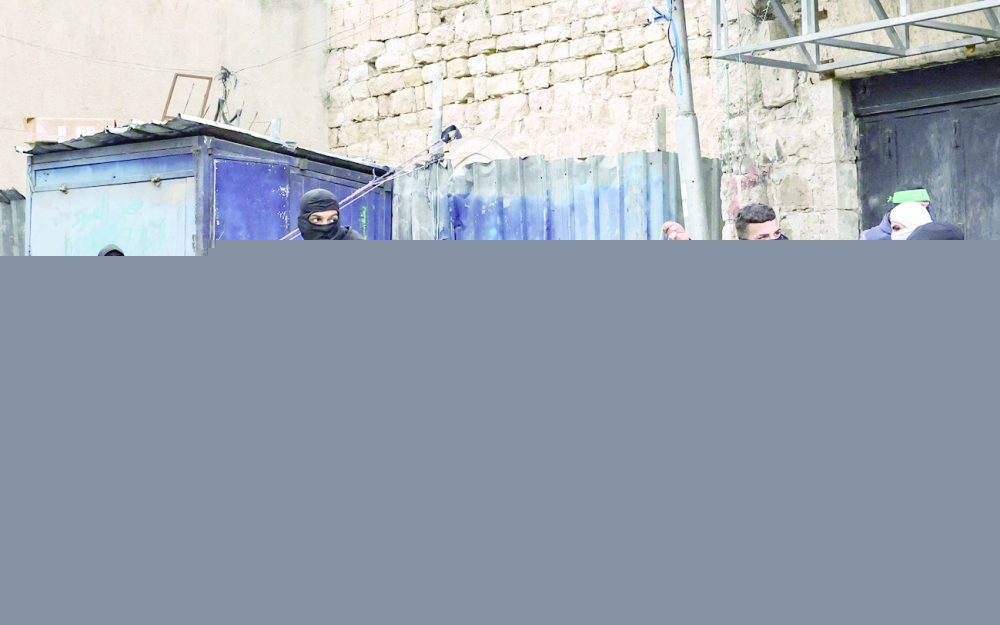 عشرات الإصابات برصاص جيش الإحتلال بالضفة الغربية
الفلسطينيين يؤدون صلاة الجمعة في المسجد الأقصى رغم الإجراءات الإسرائيلية المتشددة